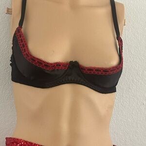 Vintags Fredrick’s of Hollywood shelf bra size 36 black / red lace trim
